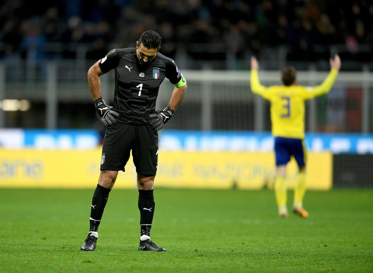 Buffon, que debutó en una repesca ante Rusia en octubre de 1997 tras sustituir a la media hora a Gianluca Pagliuca, se marchó en un partido similar, también en una repesca, pero en esta ocasión con derrota.