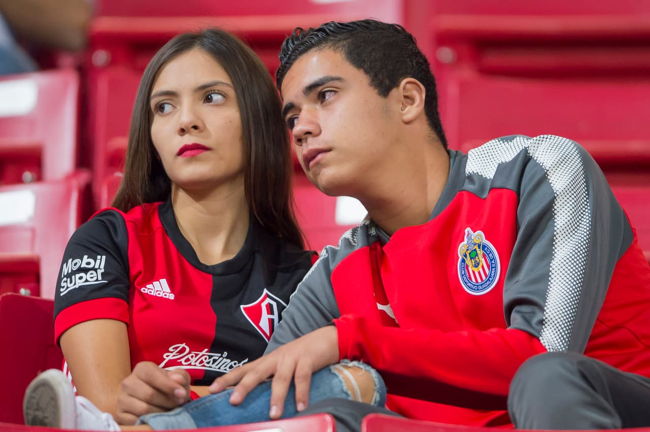 Los aficianados de las Chivas y del Atlas, compartieron en las tribunas. Algunos por el amor y otros por la amistad.