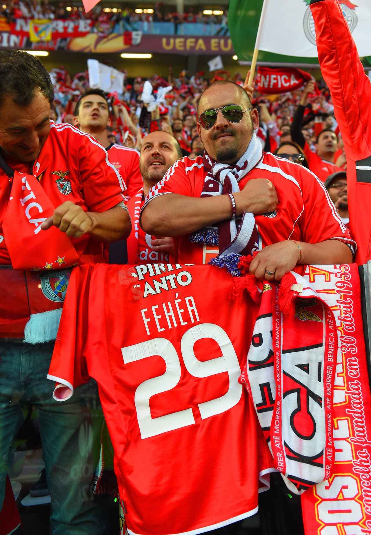 Miklos Feher fue reconocido por la hinchada de Benfica, equipo donde militaba en el momento de su muerte.