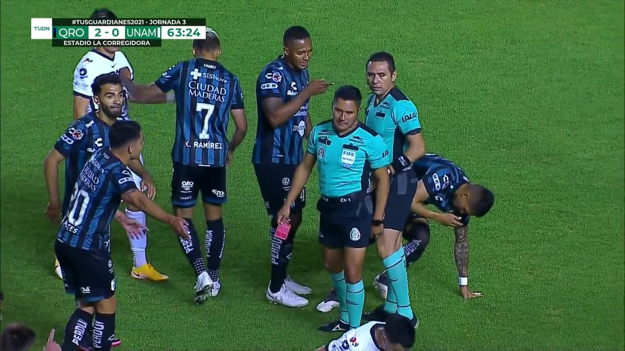 ¡Expulsión! El árbitro saca la roja directa a Gonzalo Montes.