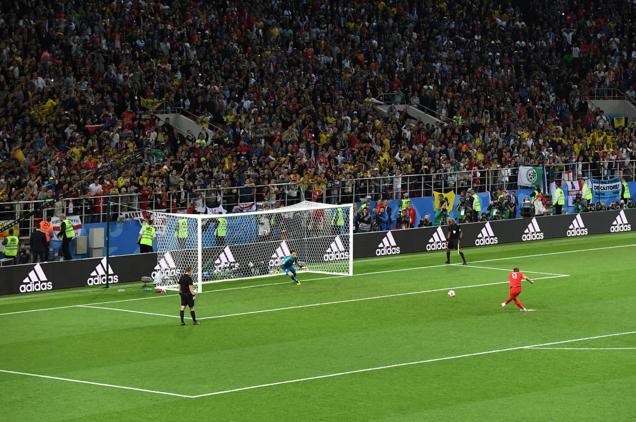 El primer tirador inglés fue el capitán del equipo de los tres leones, Harry Kane, quien hizo un cobro angulado, potente y abajo a la izquierda, lejos del alcance de David Ospina. COL 1-1ING