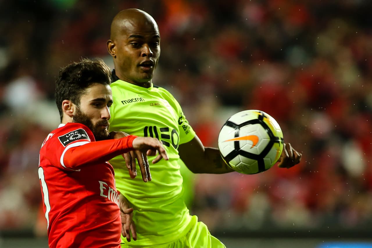 Benfica empezó a romper el cerco de Aves y con la entrada de Jiménez se acercó más al gol.