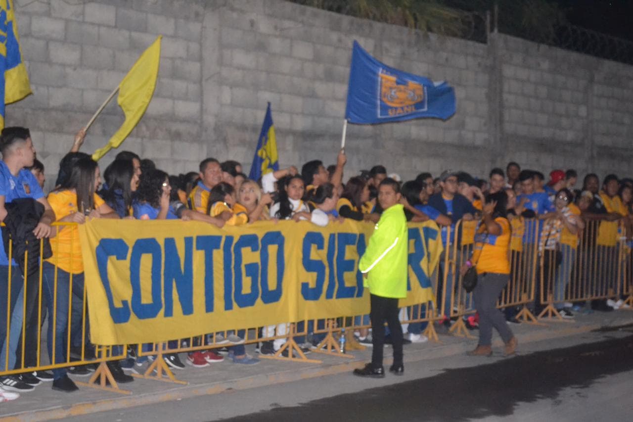 Llega la noche en Monterrey y el el Estadio Universitario se prepara para albergar otra final femenil entre Tigres y Monterrey.