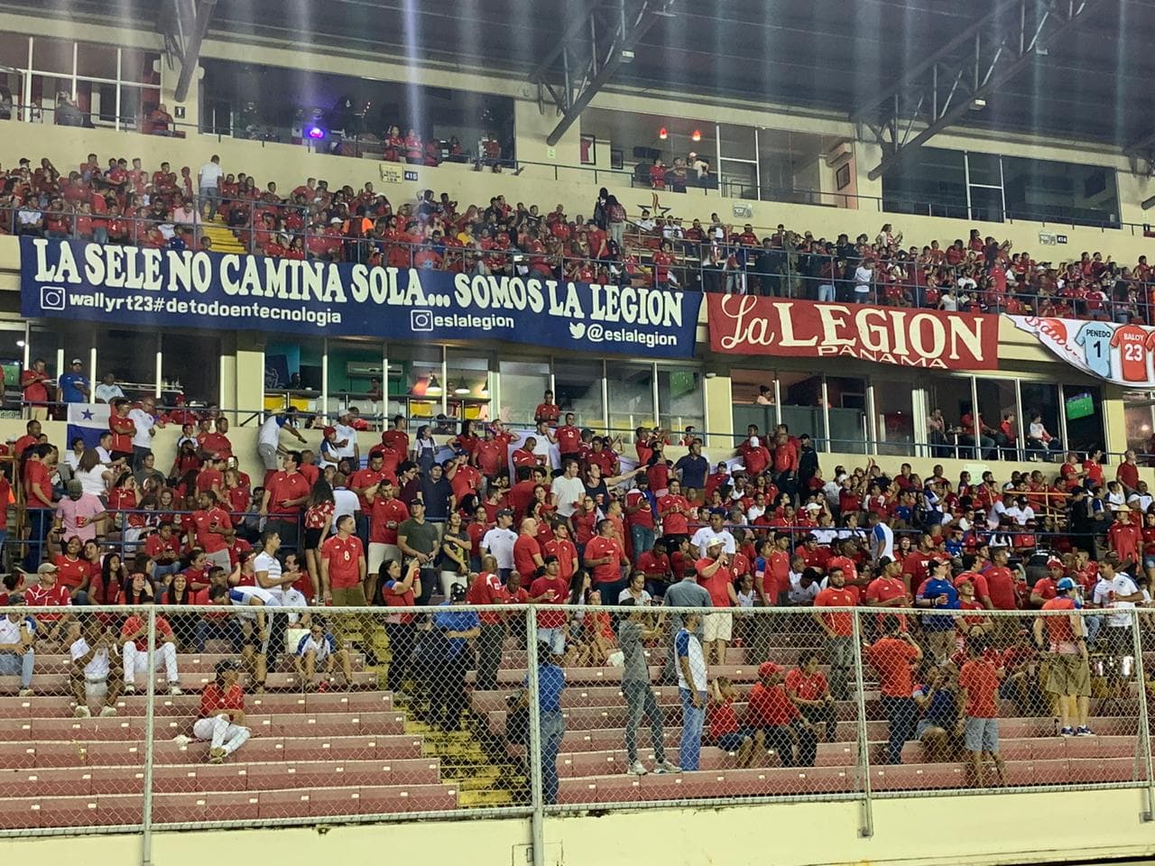 Con la noche encima y la gente llegando al estadio, la ciudad de Panamá esta lista para el Panamá vs México.