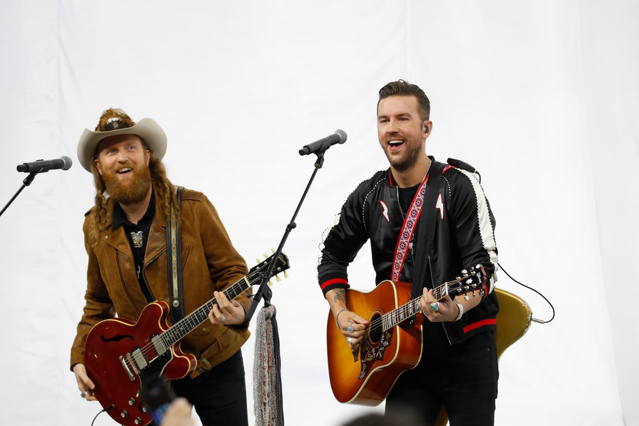 Los hermanos Osborne amenizaron el medio tiempo entre los Detroit Lions y los Chicago Bears.