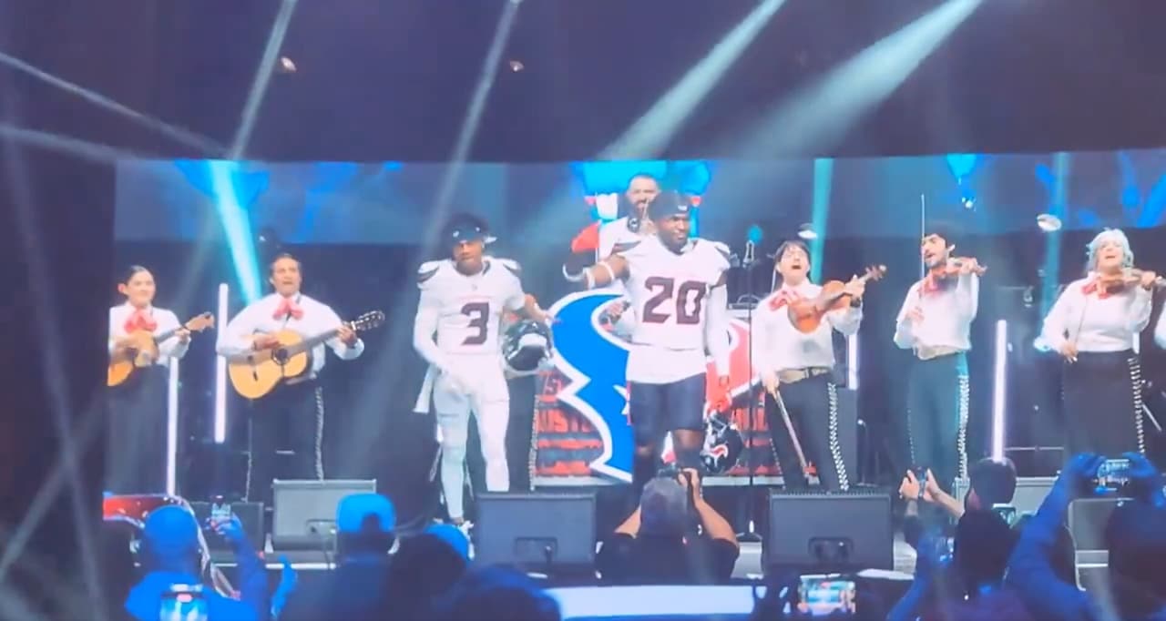¡Con sabor mexicano! Texans presentan uniformes al son del mariachi