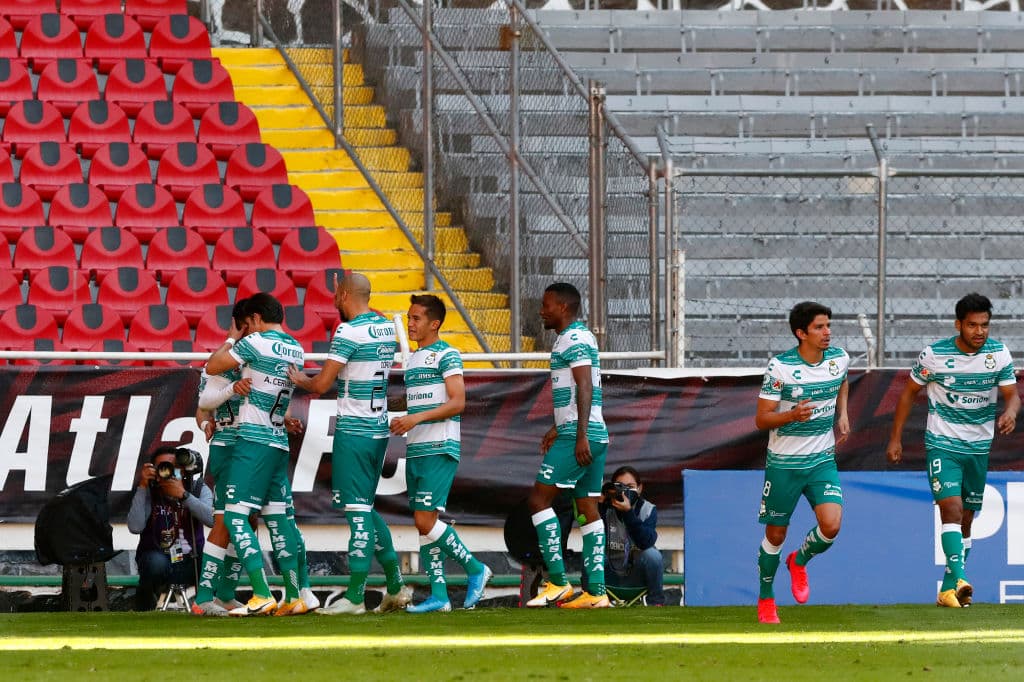 Campos Chagoya marcó desde los 10’ de juego el primer tanto del partido. En el último suspiro, Herrera (90+4’) marcó el primer gol de los rojinegros en la competición. Los laguneros llegaron a 9 puntos y Atlas comparte el sótano con Pachuca con 2 unidades. En la J6, los rojinegros visitarán a los Tuzos y Santos recibirá a los Rayados.