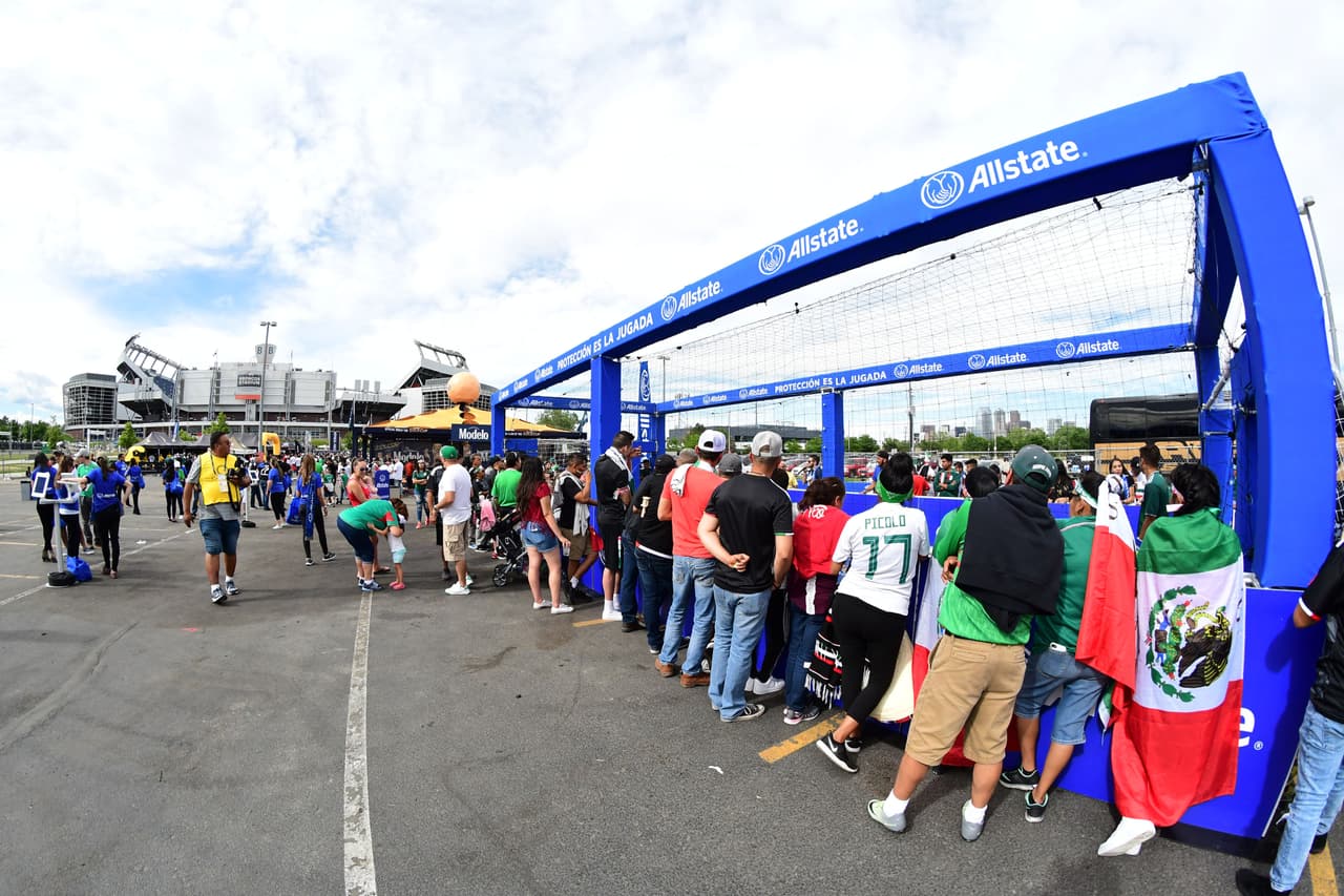 La afición mexicana llegó desde temprano para apoyar a la Selección Mexicana en su partido por la Copa Oro ante Canadá en Broncos Stadium en Denver. Como siempre, los seguidores del Tricolor le ponen un sabor especial a los partidos con su colorido, sus pancartas y las ocurrencias en la tribuna.