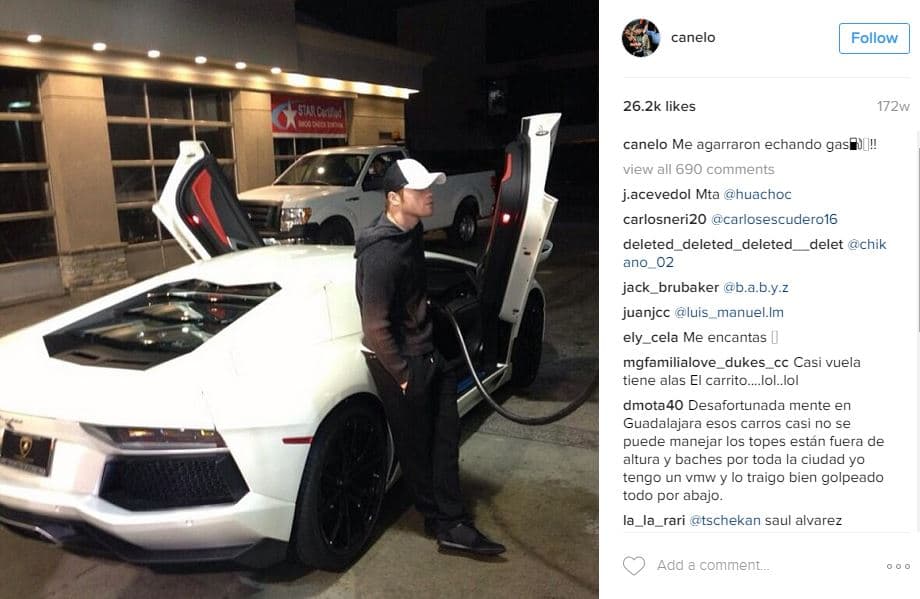 Cuentan que el auto predilecto de "Canelo" es un 
<b><a href="https://www.univision.com/noticias/lamborghini/lamborghini-mostro-el-nuevo-aventador-s">Lamborghini Aventador</a></b>, el cual también fue exhibido en una de sus fiestas de cumpleaños como parte de una flota de automóviles millonaria.