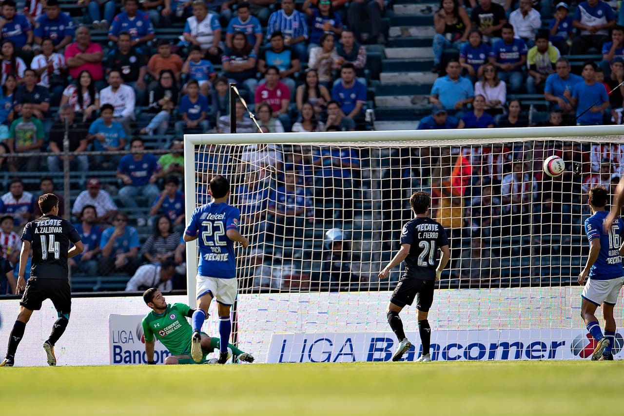 Fue justo Rodolfo Pizarro quien anotó un golazo con una gran jugada individual en el área rival.
