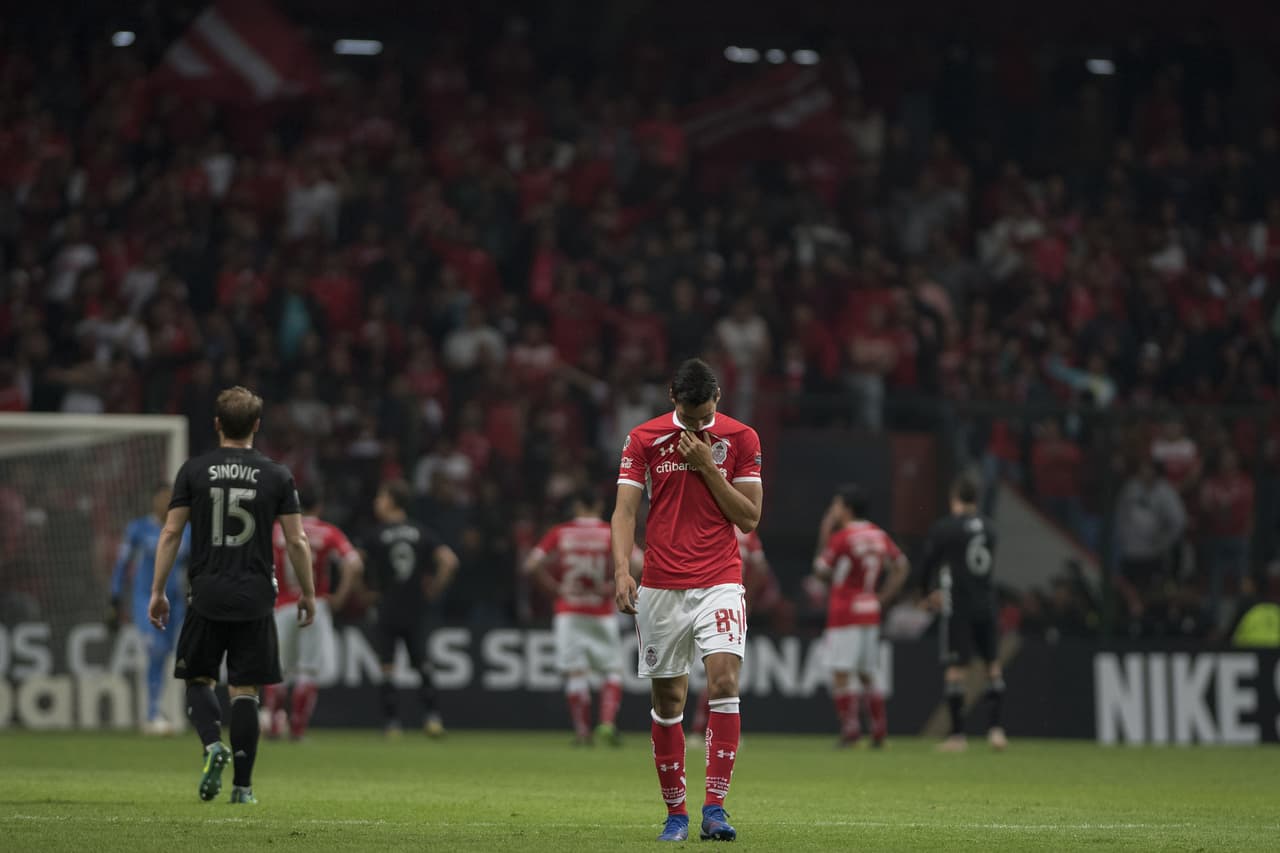 Las cosas empeoraron para el Toluca cuando al minuto 61 Adrian Mora se fue expulsado por cometer un penal Krisztian Nemeth.
