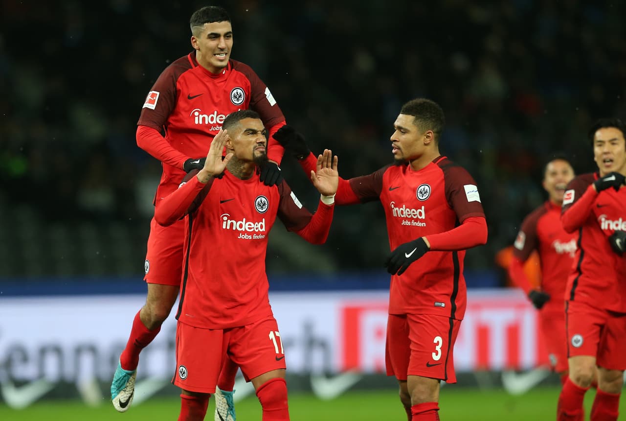 BERLIN, GERMANY - DECEMBER 03: Kevin Prince Boateng (C) of Frankfurt jubilates with team mates after scoring the third goal during the Bundesliga match between Hertha BSC and Eintracht Frankfurt at Olympiastadion on December 3, 2017 in Berlin, Germany. (Photo by Matthias Kern/Bongarts/Getty Images)