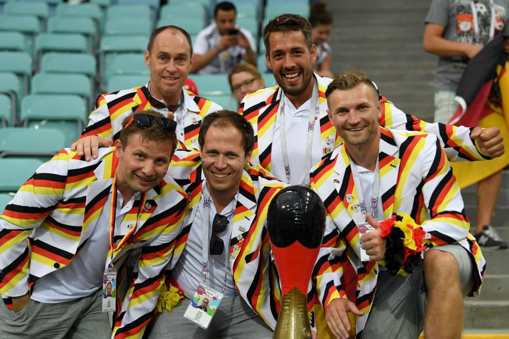 Los fanáticos de Alemania y de Suecia viven la fiesta del segundo partido de ambos países por el grupo F en el Mundial de Rusia 2018, en medio del colorido del certamen.