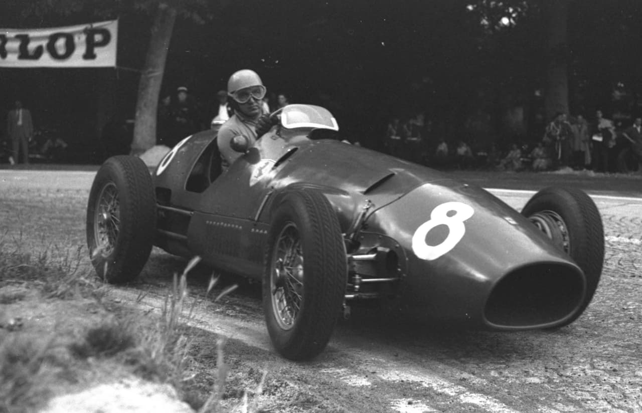 El exitoso piloto italiano logró coneguir Alberto Ascari, fue de las primeras caras de la escudería Ferrari consiguió 13 victorias y 17 podios que le otorgaron dos títulos mundiales en 1952 y 1953.