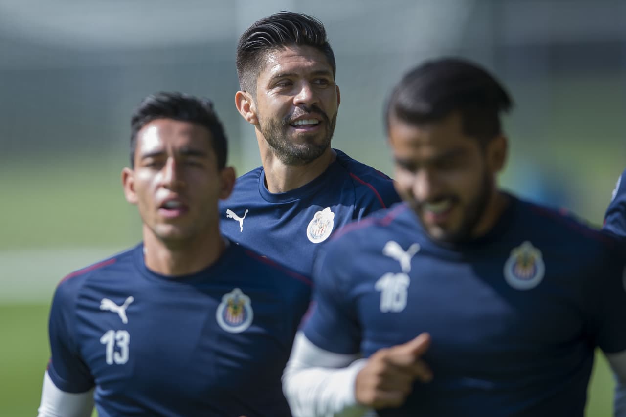 Con su más reciente contratación ya integrado de lleno a la disciplina del director técnico Tomás Boy, el repatriado desde Portugal Antonio Briseño, las Chivas del Guadalajara tuvieron otra intensa sesión de entrenamiento de cara a la próxima temporada de la Liga MX, en la cual hay un doble compromiso por eludir el tema del descenso y por reconquistar a una afición desencantada.