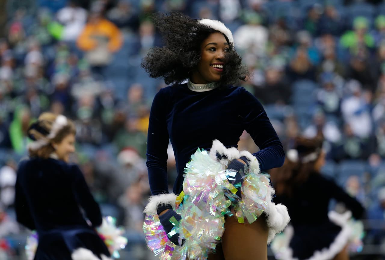 Las animadoras y los fanáticos en múltiples escenarios de la NFL en la jornada 15 vistieron la fiesta del fútbol americano de Navidad con sus atuendos y demás accesorios de las festividades.