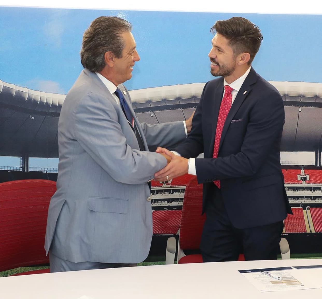 Aquí Peralta saludándose con Tomás Boy, quien será su nuevo entrenador en la Perla de Occidente.