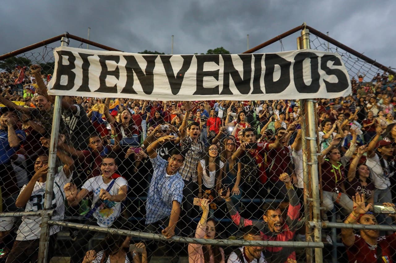 CAR128. CARACAS (VENEZUELA), 13/06/2017.- Fanáticos venezolanos participan en un homenaje a la selección Sub'20 de fútbol hoy, martes 13 de junio de 2017, en Caracas (Venezuela). Miles de venezolanos homenajearon este martes a los jugadores de la plantilla Sub'20 de su país, que obtuvo el subcampeonato en el Mundial de la categoría que se disputó hasta el pasado 11 de junio en Corea del Sur, con un multitudinario acto en el estadio Olímpico de la Universidad Central de Venezuela (UCV), en Caracas. EFE/MIGUEL GUTIÉRREZ