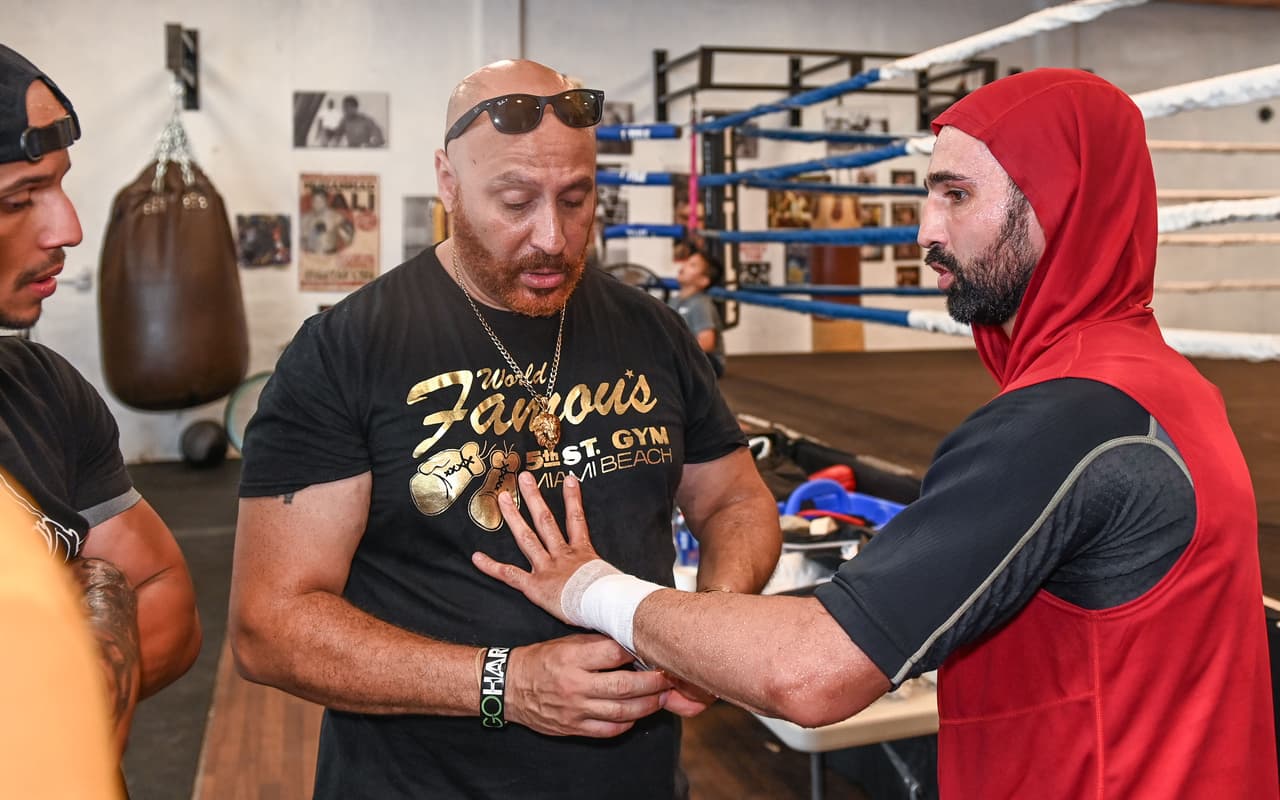 Paul Malignaggi y Artem Lobov finalmente podrán arreglar sus diferencias en el entarimado del 'boxeo en esteroides', Bare Knuckle Fighting Championship, este sábado en Florida.