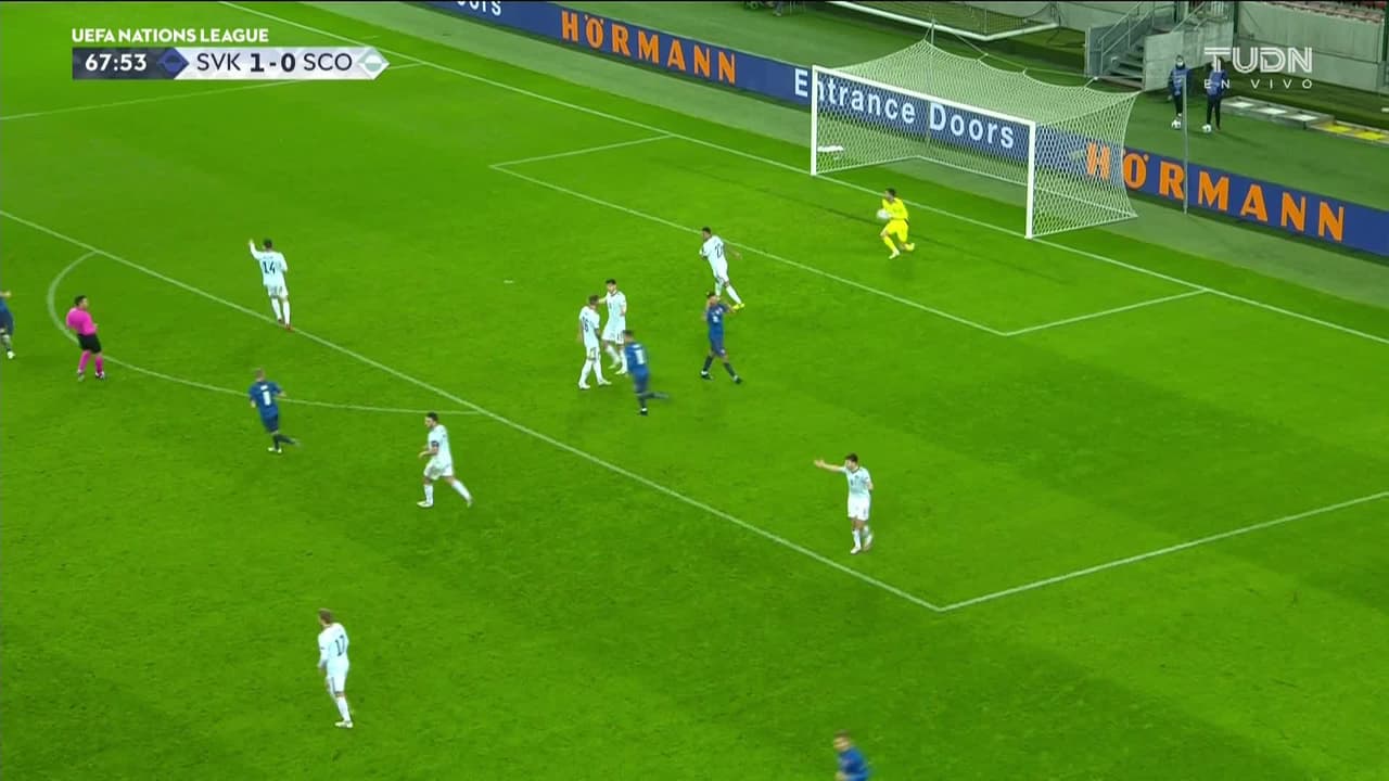 ¡TIRO ATAJADO! disparo por Michal Duris.