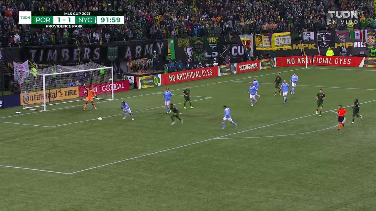 ¡TIRO ATAJADO! disparo por Cristhian Paredes.