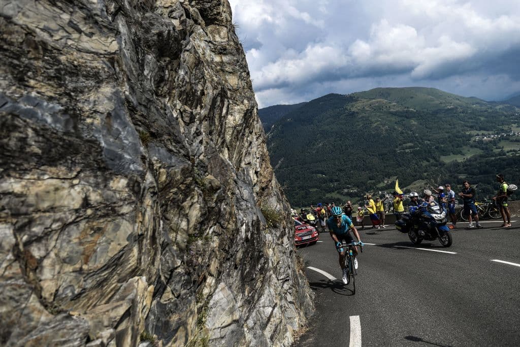 Al lado de un macizo de roca, pasa Tanel Kangert, de Estonia, mientras protagoniza una fuga en la etapa 17 de esta la edición 105 del Tour de France.