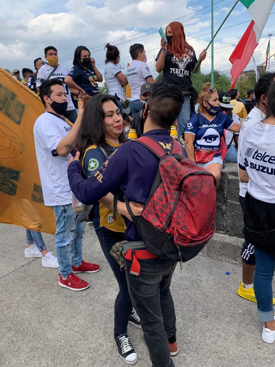 Aficionados de Pumas no respetan las medidas de salubridad e inundan los alrededores del estadio en Ciudad Universitaria.