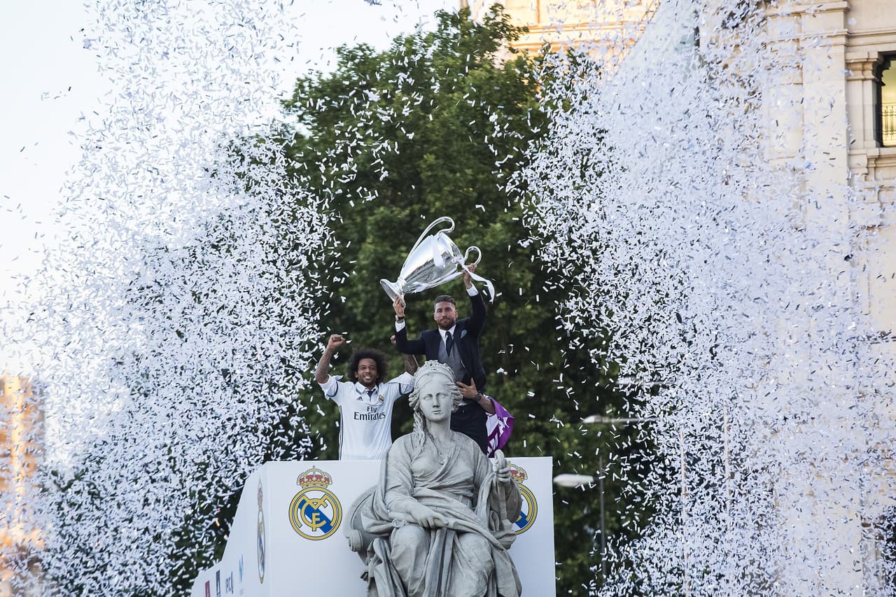 Sergio Ramos y Marcelo fueron los encargados de llevar hasta la corona de la Fuente de Cibeles la Duocéima Champions League n la historia del Real Madrid. El momento de júbilo más alto de toda la jornada.