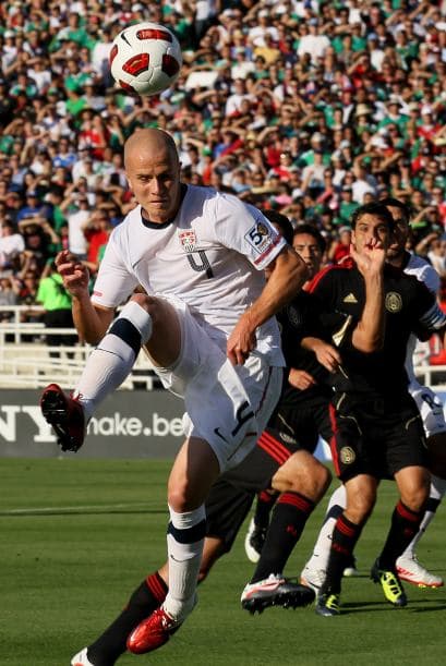 En el primero gol, Michael Bradley corrió hacia primer poste, quitándose la marcación de Castro y remató a  placer con la cabeza.