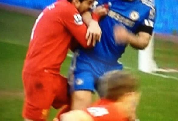 El árbitro del encuentro no vio la agresión y Suárez fue determinante en el empate a dos tantos. La Asociación de Futbol de Inglaterra le sancionó con diez partidos de suspensión.