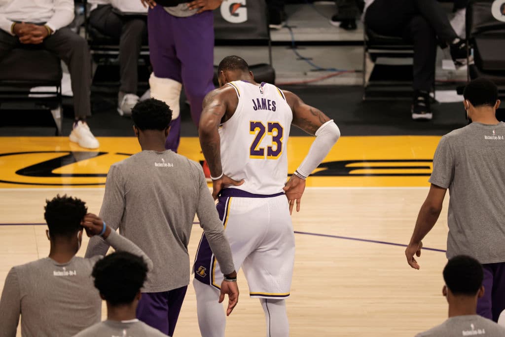 LeBron James se lesiona y es baja indefinida con Lakers