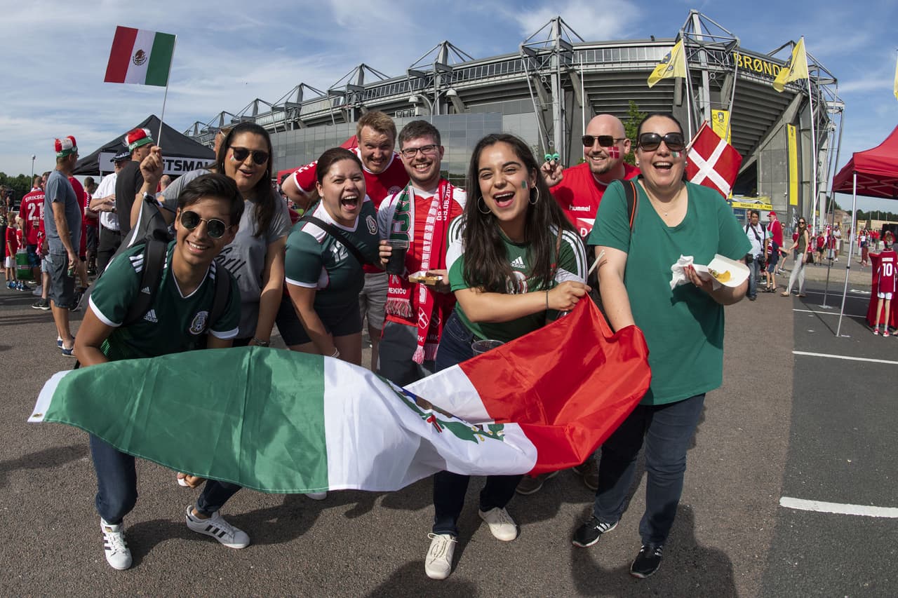 Las aficiones de México y Dinamarca conviven en Copenague previo al último ensayo de ambas selecciones antes de sus debuts en la Copa del Mundo Rusia 2018.
