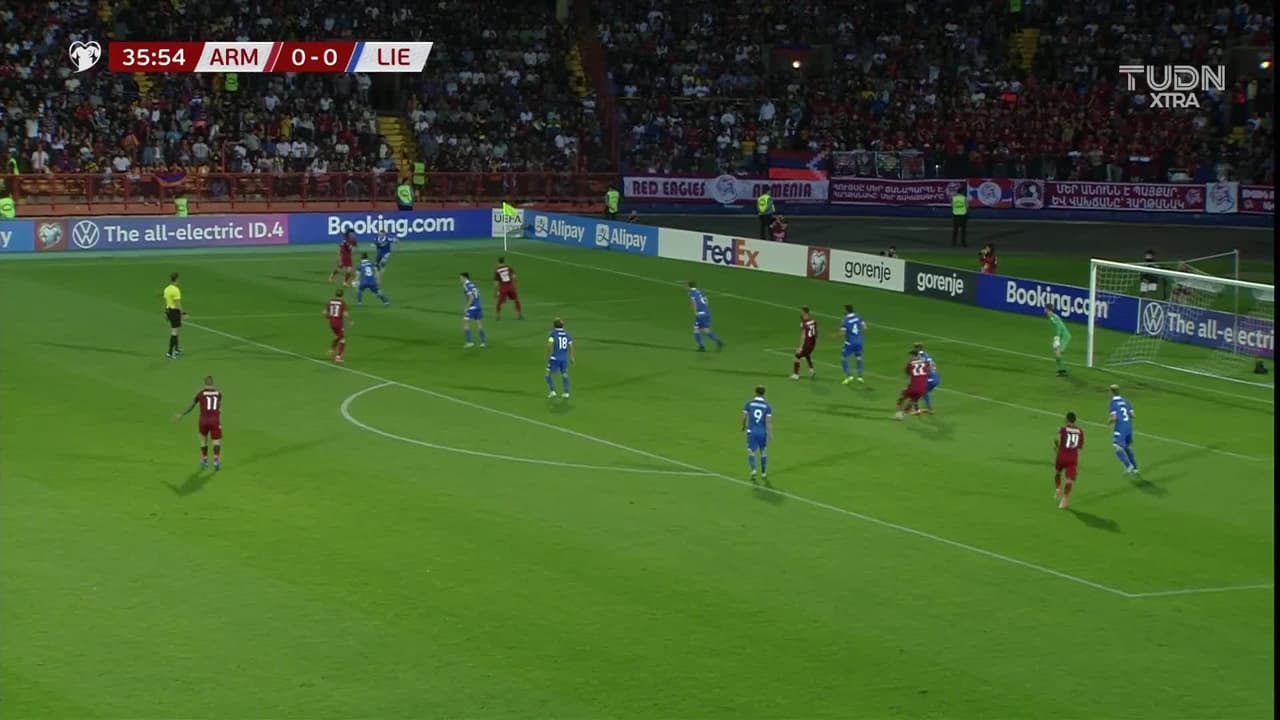 ¡TIRO ATAJADO! disparo por Henrikh Mkhitaryan.