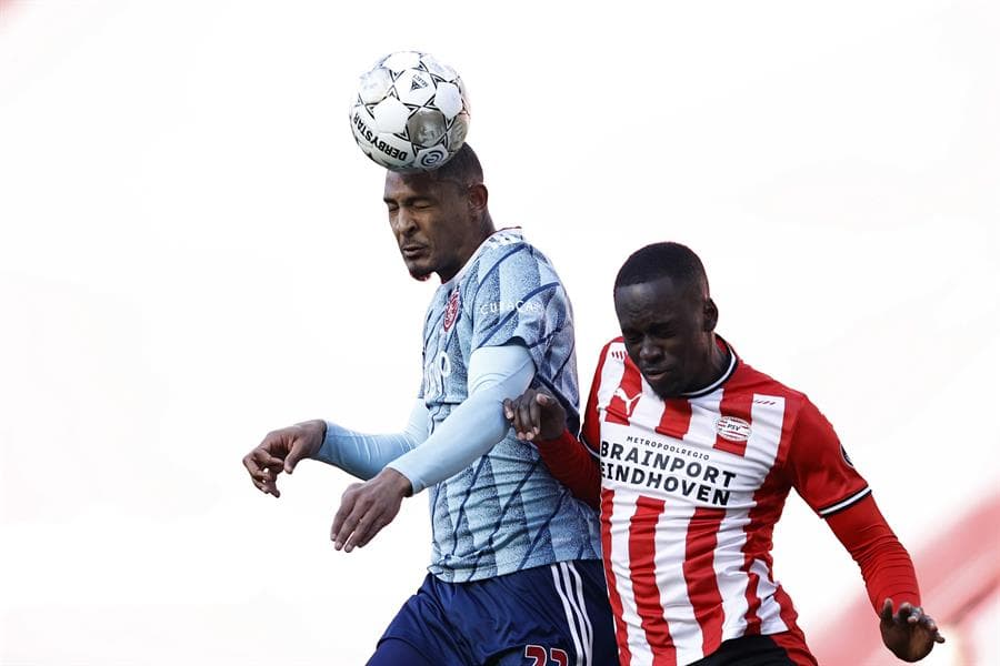 Ajax empata ante el PSV como visita con marcador de 1-1. Eran Zahavi abrió el marcador al minuto 39, pero fue de útlimo minuto cuando Dusan Tadic anotó el gol del empate en la Jornada 24 de la Eredivisie. El mexicano Edson Alvarez se consolida como titular y juega los 90 minutos; el 'Guti' es banca con los de Eindhoven.