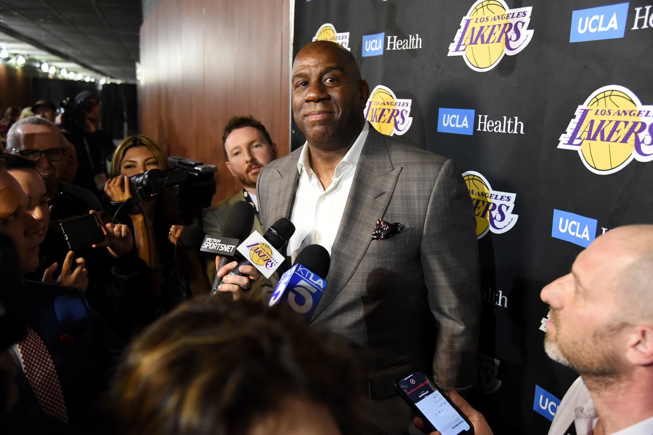 Prensa: Magic Johnson entorpeció fichaje de Leonard con Lakers