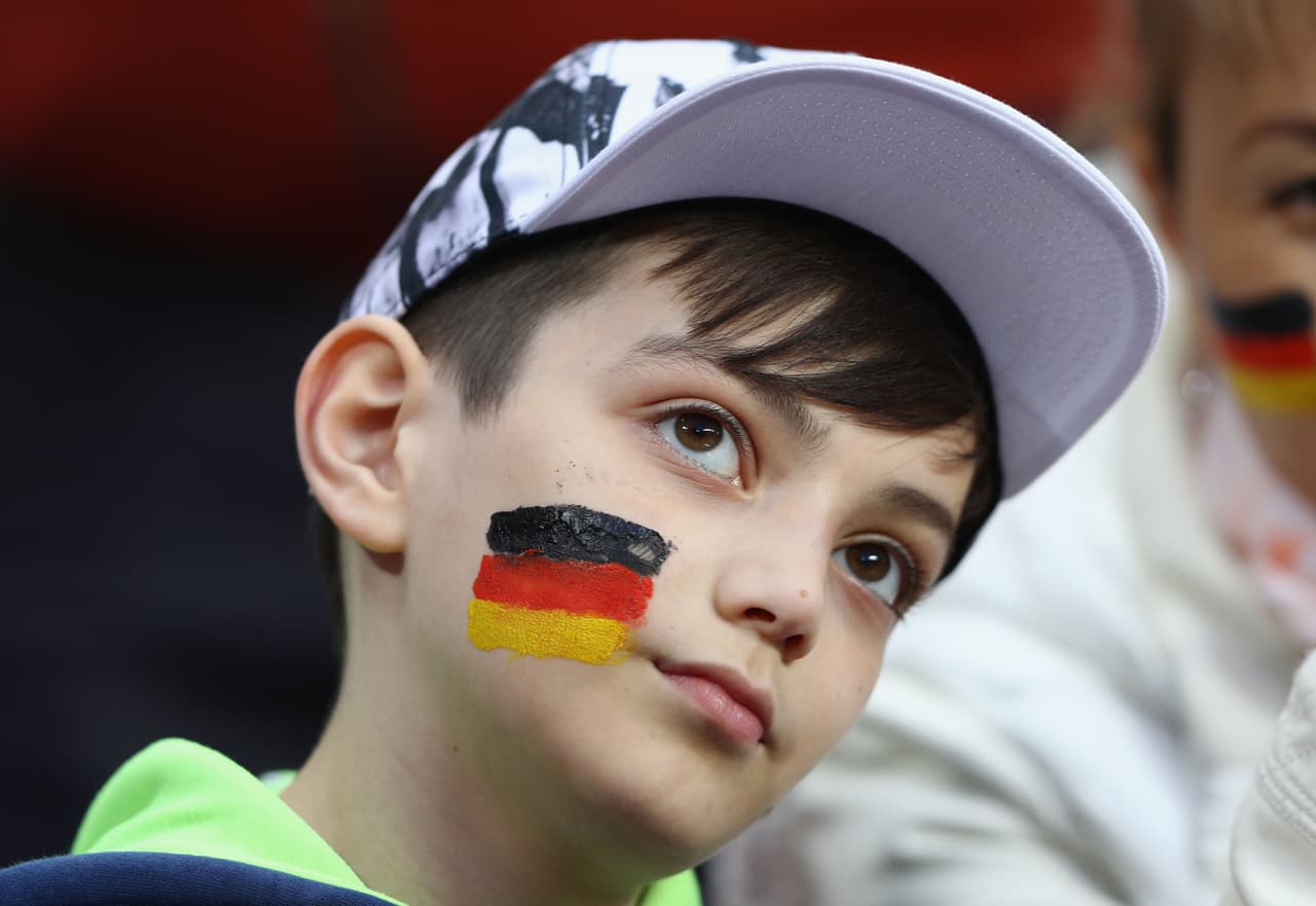Bandera en el rostro y toda la atención para apoyar al equipo alemán.