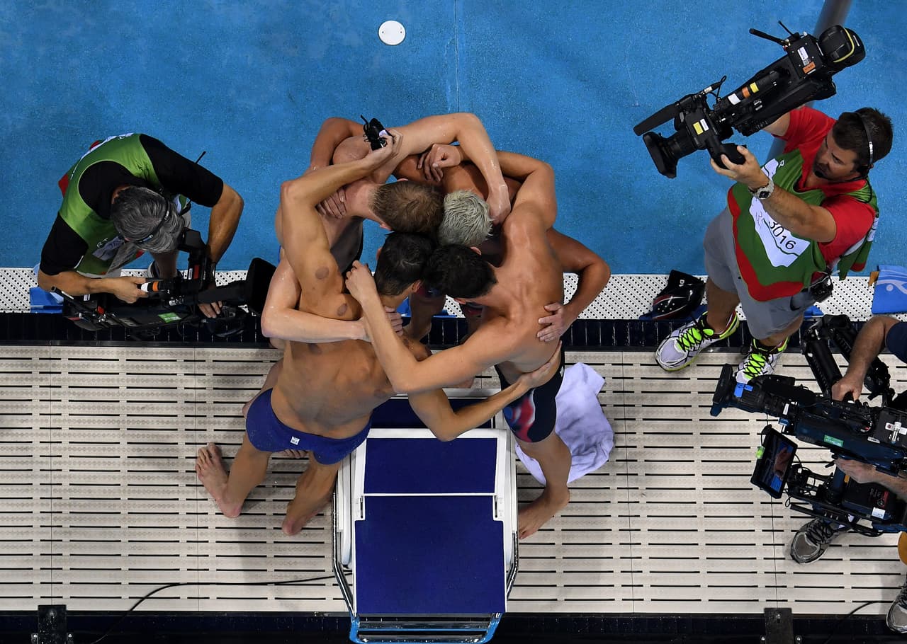 Una celebración histórica que ya es costumbre en los últimos cuatro juegos olímpicos: el equipo ganador celebra la victoria del relevo de 4 x 200 metros.