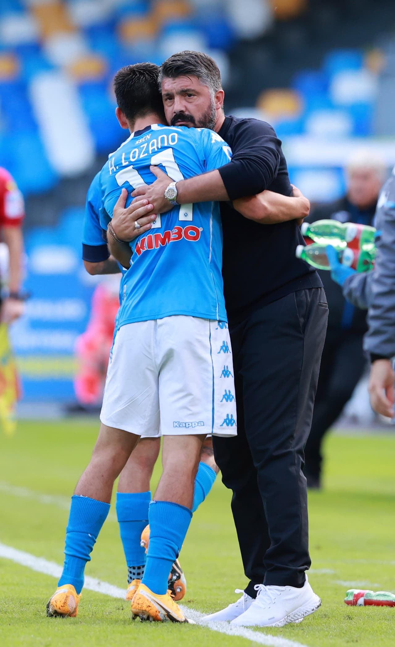 El mexicano marcó los primeros dos goles del partido (23’, 27’) y Matteo Politano (30’) hizo el tercero. Osimhen (43’) anotó el cuarto para los de Gattuso y Lammers (69’) descontaba, pero era demasiado tarde. Napoli tendrá actividad a media semana ante el AZ en la Europa League; Atalanta se medirá al Midtjylland en la Champions.
