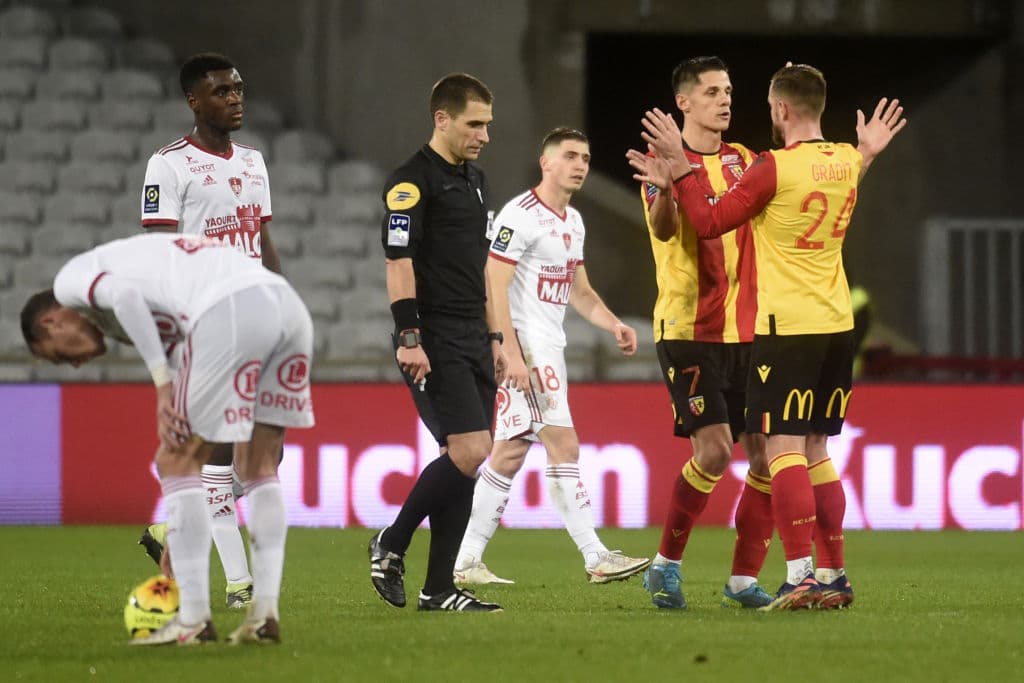 Lens aprovechó la localía y venció 2-1 al Stade Brestois.
