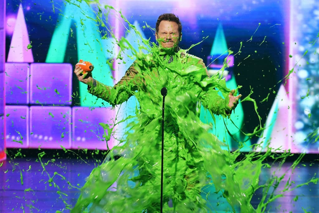 El problema es que la humanidad se encuentra perdiendo la pelea, por lo que necesitan más soldados en su ejército.
<br>