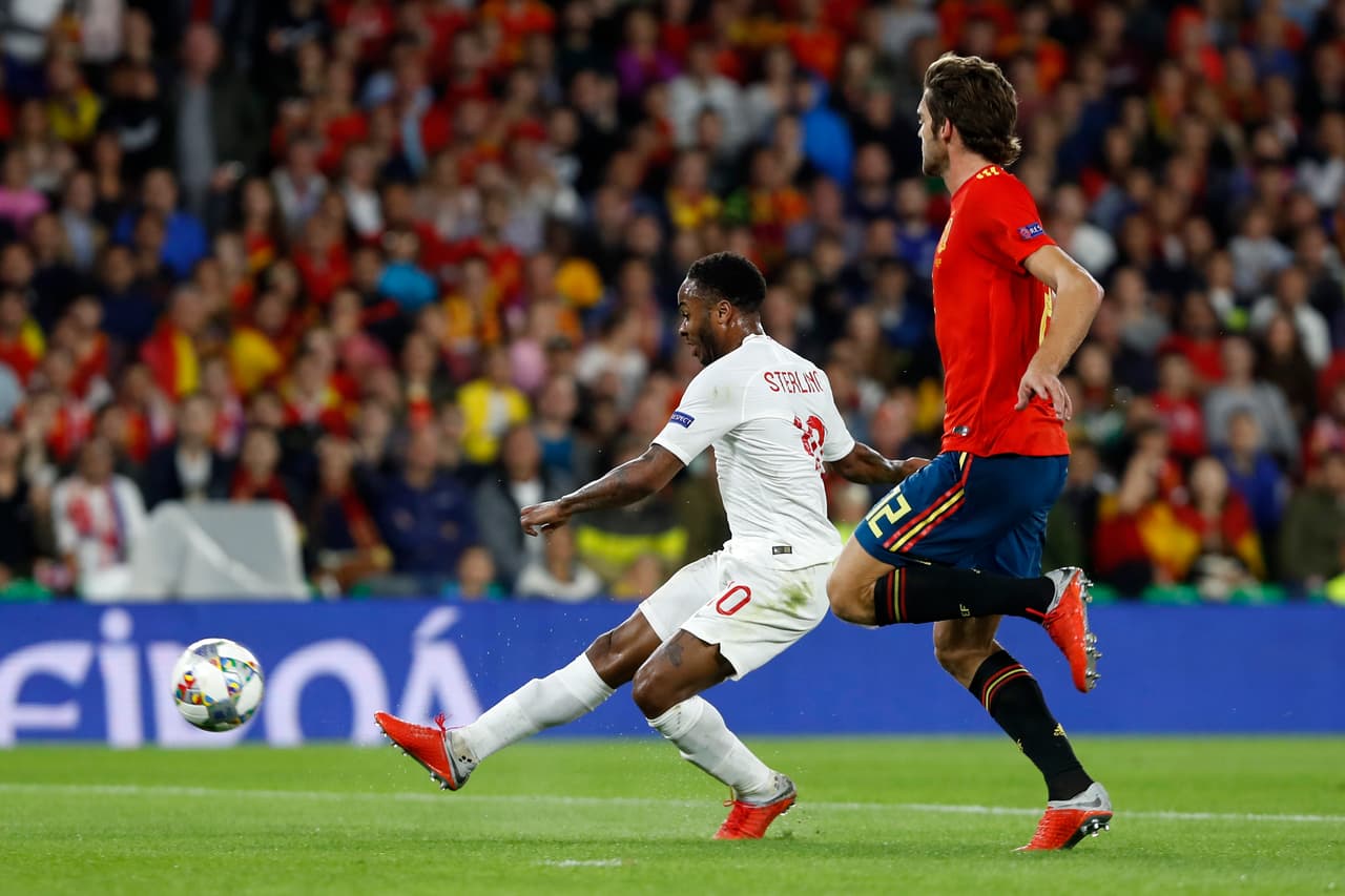 Pero a los 16 minutos Raheem Sterling se encargó de poner adelante a los ingleses con un remate a quemarropa que puso adelante a los visitanets 1-0 para sorpresa de todos.