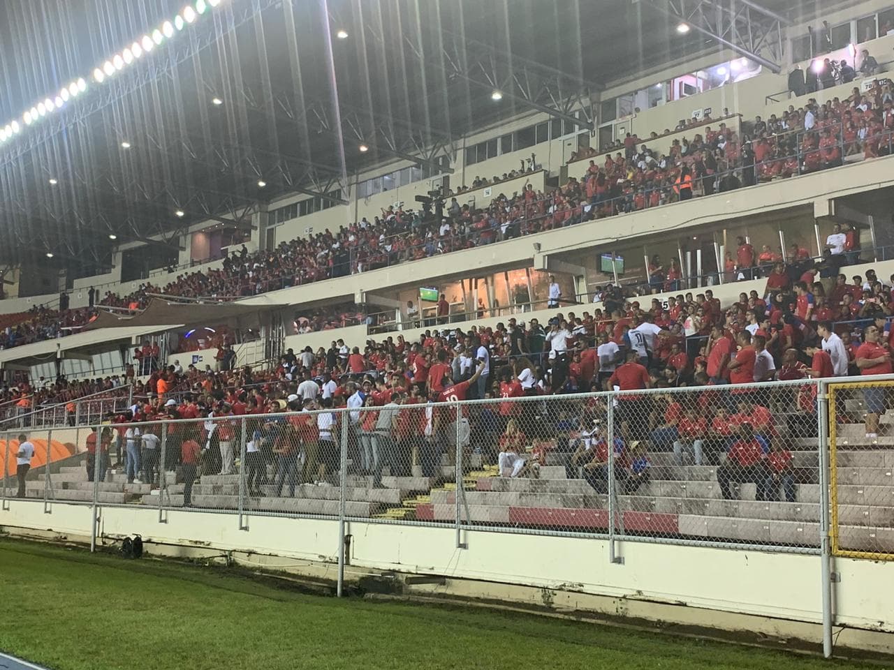 Con la noche encima y la gente llegando al estadio, la ciudad de Panamá esta lista para el Panamá vs México.