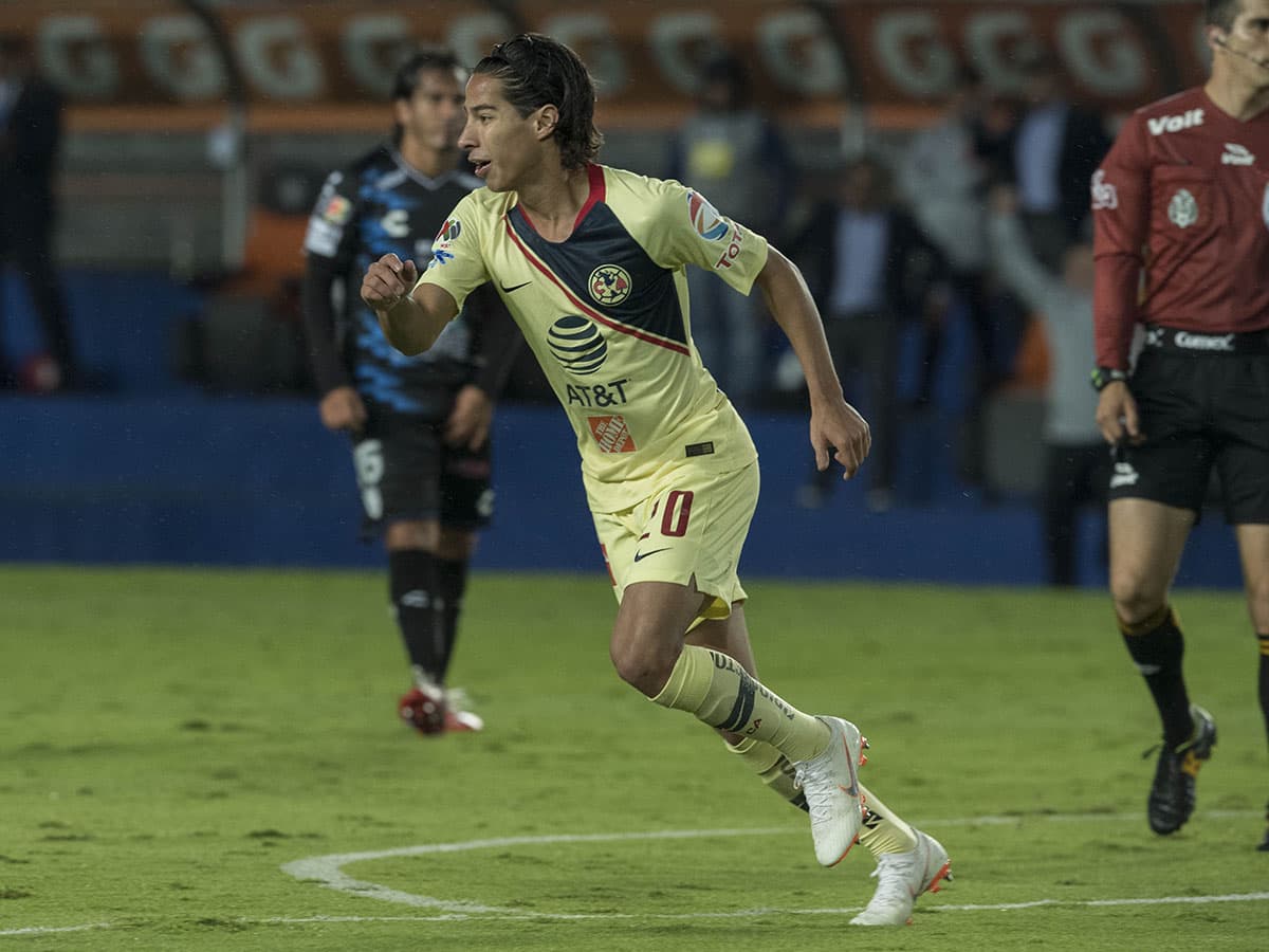 Diego Lainez luce la playera del América con sus dos primeros goles como profesional contra el Pachuca. 
<a href="http://www.univisiondeportesfanshop.com" target="_blank">univisiondeportesfanshop.com</a>