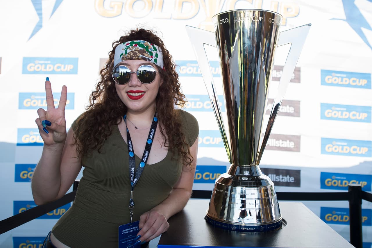 El colorido y la belleza de las fanáticas dibujó la fiesta de los hinchas en los cuartos de final entre México y Honduras en la Copa Oro, que mostró de nuevo la fidelidad de los seguidores en Estados Unidos.
