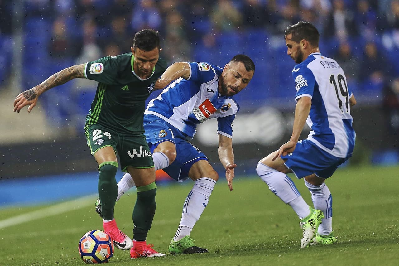 Ruben Castro (Betis) fue uno de los hombres con más participación en el ataque del equipo andaluz. Acá recibia la marca de Fuego y Piatti en busca del balón.