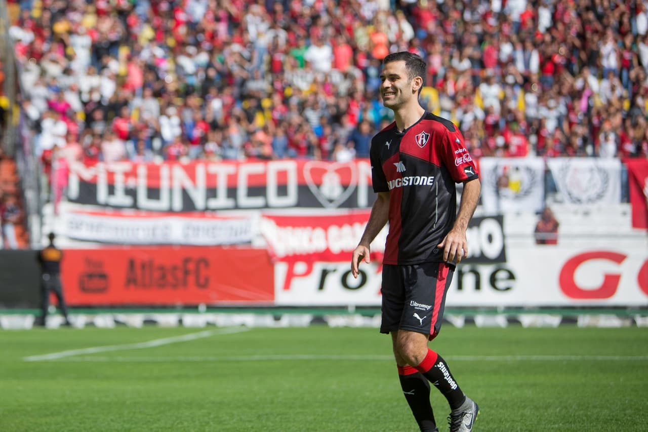 Tras una mala campaña en el Apertura 2015, el conjunto rojinegro decidió traer al equipo a siete futbolistas entre ellos a uno de sus estandartes, Rafael Márquez. Pero no solo trajo jugadores sino también un técnico nuevo, Gustavo Costas. Con las nuevas incorporaciones buscan llegar a la liguilla del Clausura 2016 para así intentar romper el maleficio de no ser campeón.