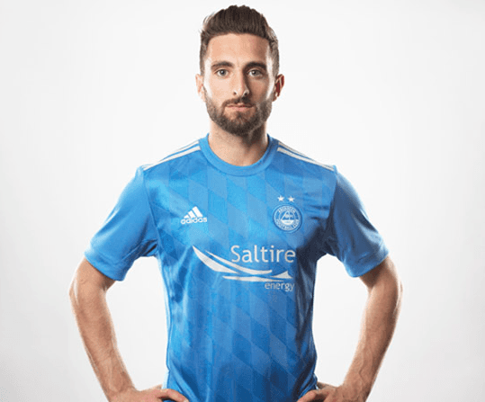 La sencillez y elegancia del uniforme de visitante del Aberdeen de Escocia fue reconocido por la lista de playeras bonitas para la próxima temporada.