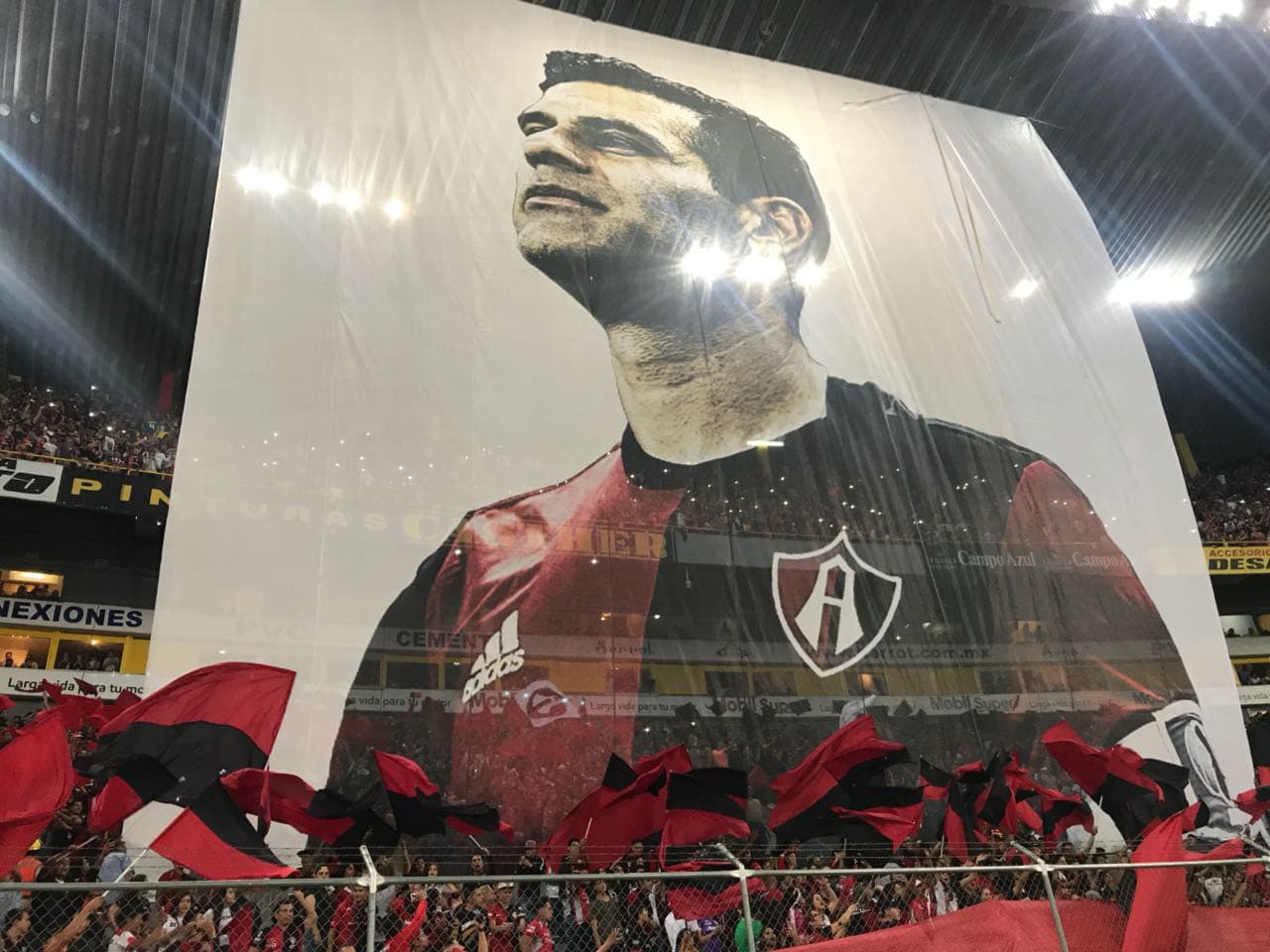 Rafael Márquez jugó su último partido en el Jalisco en la victoria del Atlas sobre Chivas. Los Rojinegros ganaron 1-0, el capitán del Tri y la Selección Mexicana tuvo una destacada actuación, y al final se llevó el cariño de propios y extraños.