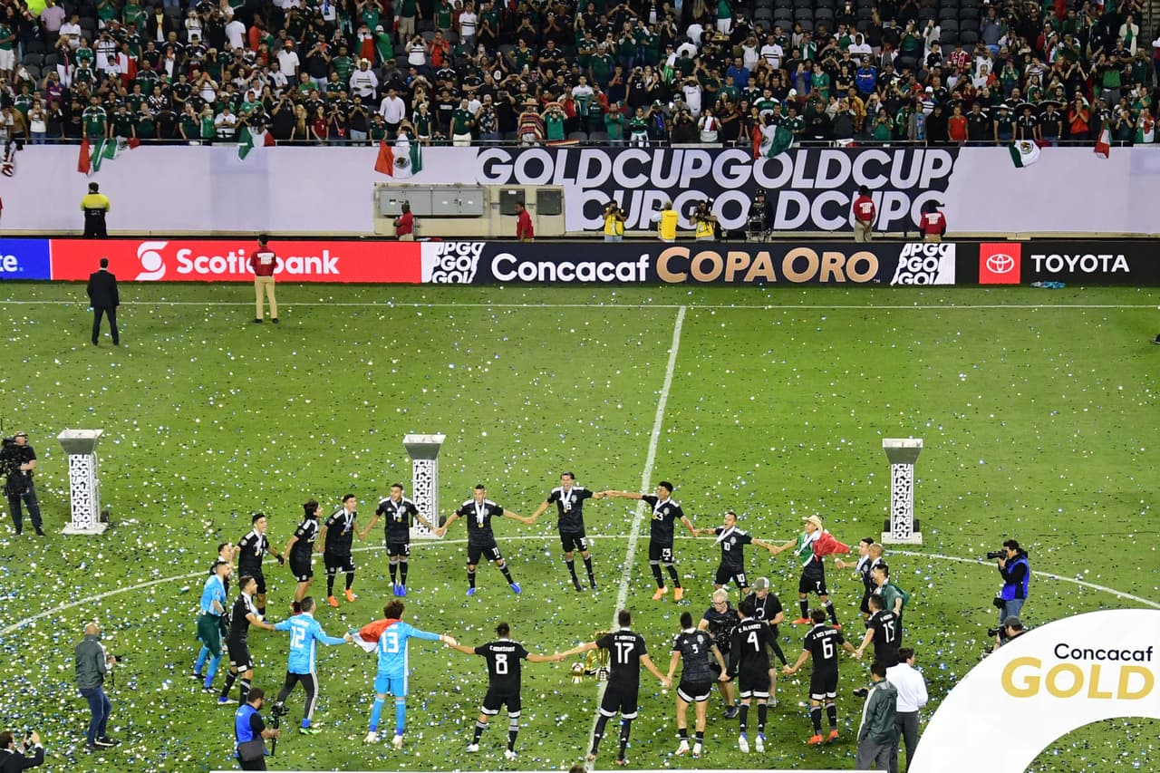 Tremendo festejo de la Selección Mexicana en Soldier Field luego de vencer 1-0 a Estados Unidos por la Final de la Copa Oro. Los jugadores y cuerpo técnico del Tri celebraron de manera impresionante, un triunfo conseguido a toda ley y una fiesta en la cancha para recordar la hazaña.