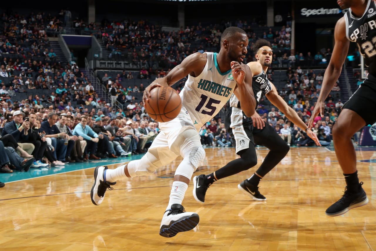 Spurs 116-125 Hornets: gran triunfo de Charlotte ante su gente para seguir soñando con los playoffs, que en este momento están a dos partidos y medio. El mejor de la noche en el Time Warner Cable Arena fue Kemba Walker con 38 puntos y 11 asistencias.